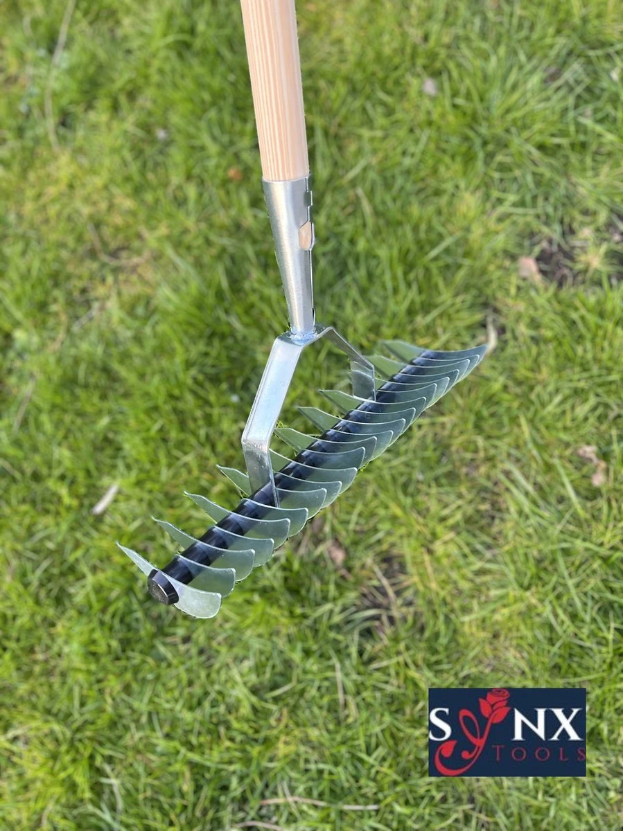 Synx Tools Verticuteerhark Verzinkt - Gazonbeluchters - Verticuteer / Harken - Bodembewerkers - Tuinartikelen / Tuingereedschap - Inclusief Steel 160cm 1 Synx Tools Verticuteerhark Verzinkt - Gazonbeluchters - Verticuteer / Harken - Bodembewerkers - Tuinartikelen / Tuingereedschap - Inclusief Steel 160cm