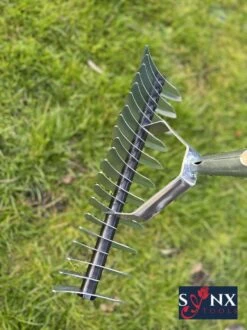 Synx Tools Verticuteerhark Verzinkt - Gazonbeluchters - Verticuteer / Harken - Bodembewerkers - Tuinartikelen / Tuingereedschap - Inclusief Steel 160cm 8 Synx Tools Verticuteerhark Verzinkt - Gazonbeluchters - Verticuteer / Harken - Bodembewerkers - Tuinartikelen / Tuingereedschap - Inclusief Steel 160cm -Tuin Schoonmaak 899x1200 4